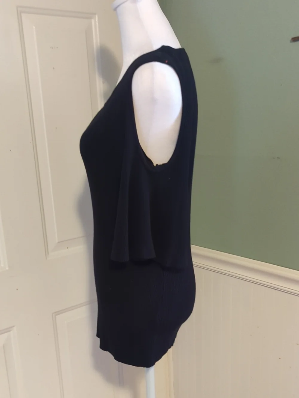 Banana Republic Black Ribbed Knit Top Large Cold Shoulder Bell Sleeves Cruise - Picture 4 of 9